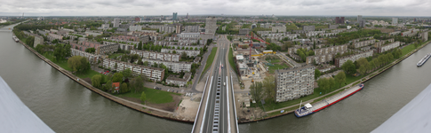 818238 Panorama van de wijk Kanaleneiland te Utrecht vanuit de kop van de pyloon van de Prins Clausbrug over het ...